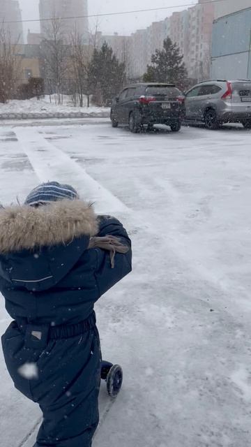 Володя едет на самокате по снегу