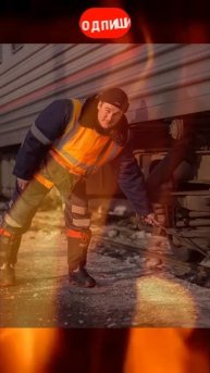Почему во время остановки стучат по колесам поезда? #shorts