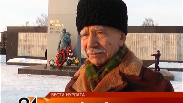 Цветы у монумента