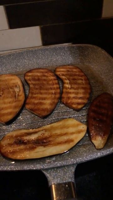 Жареные баклажаны с зеленью и чесночком.