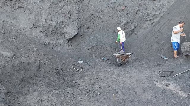 Строительство, шахтёры просеивают песок перед погрузкой