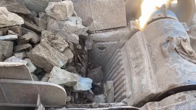 Строительство, дробление щебёнки