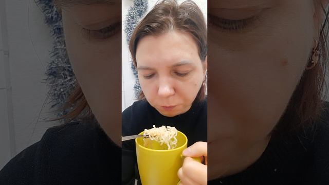 ЕМ ЛАПШУ 🍜 С ХРУСТЯЩИМ ТОСТОМ🍞