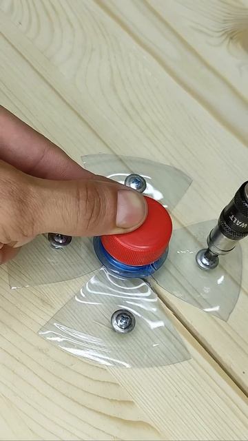 Обязательно запомни эту хитрость! Как можно легко сделать дверную защелку? #shorts