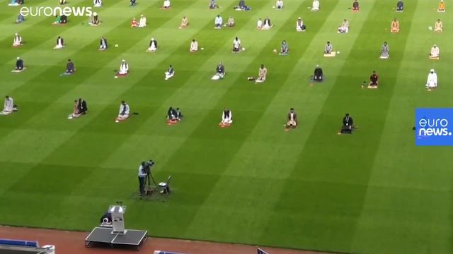 İrlandalı Müslümanlar bayram namazını 82 bin kişilik futbol stadında kıldı
