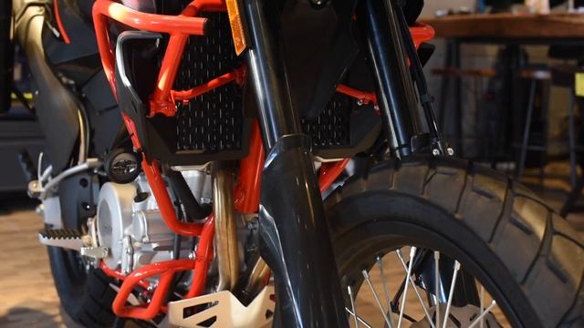 SWM Superdual 650 en español, al más puro estilo trail en 2020