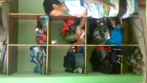 Niño juega ping-pong con el mismo