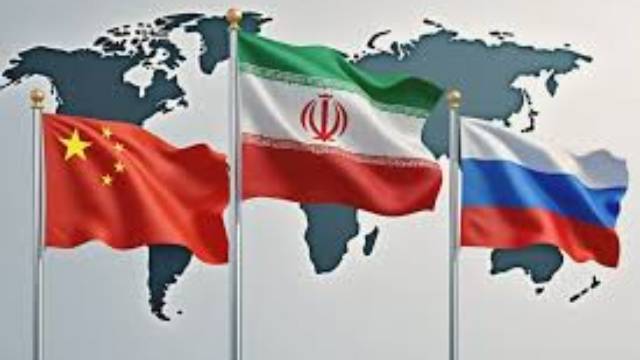 Российский флаг на площади Суджи военные в действии