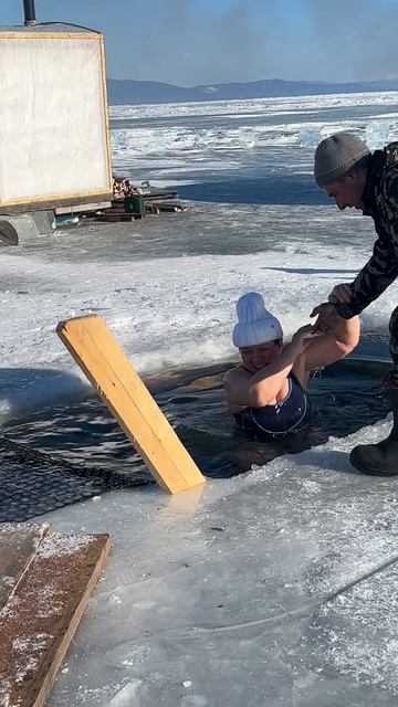 Купание в прорубе на Байкале