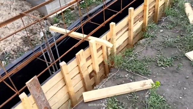 САМ ЗАЛИЛ ЛЕНТОЧНЫЙ ФУНДАМЕНТ ОПАЛУБКА АРМОКАРКАС БЕТОН ЧАСТЬ 2 САМ СТРОЮ ДОМ ИЗ КЕРАМЗИТОБЛОКОВ