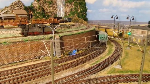 Тепловоз ТГК-2 и хопры. ТГК-2 locomotive and wagons for cement.