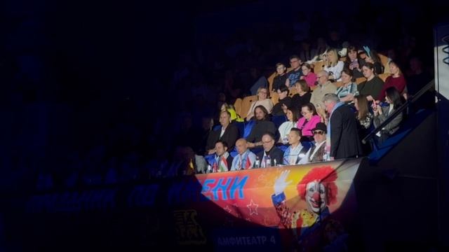 "За кулисами".
В объективе ведущий 14го Международного Фестиваля Циркового Искусства в Ижевске! 2025