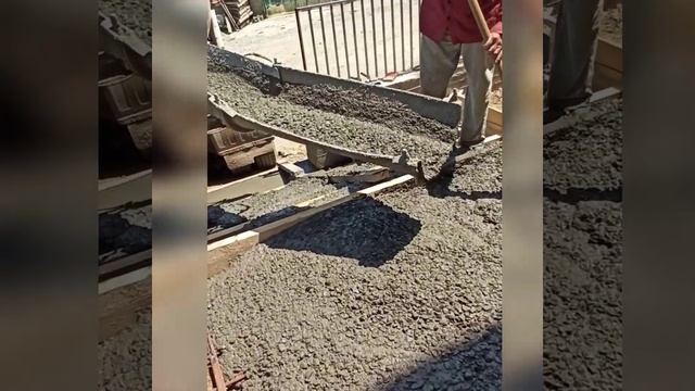 Вот заливаем бетон для лестницы