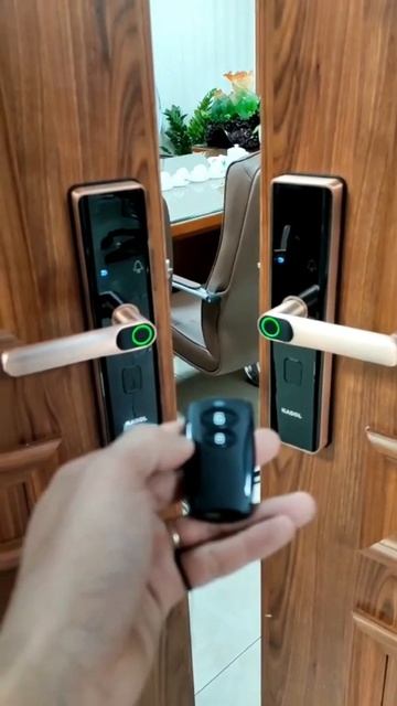 Lắp đặt 2  Khoá vân tay kadol S7 dùbg chung 1 điều khiển mở khoá đón khách