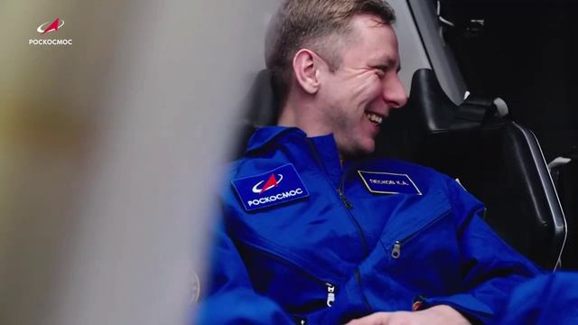 Роскосмос опубликовал кадры подготовки к отправке на МКС очередного экипажа, в составе которого выпу