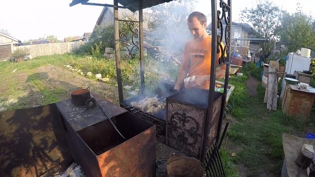 Приготовление шашлыка на мангале и не только приятного просмотра.