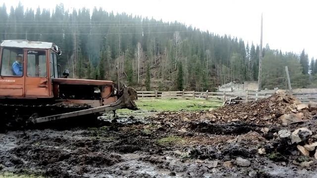 Бульдозер ДТ-75 бодает скальник