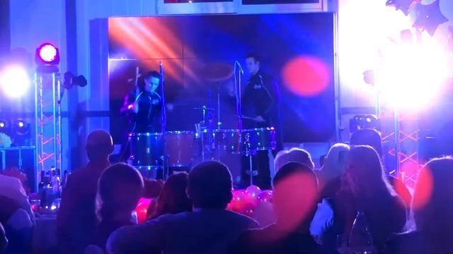 Rooftop Show Live: Шоу барабанщиков в костюмах гонщиков