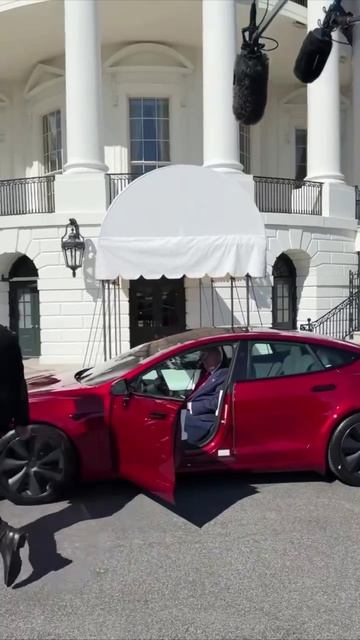 Трамп купил себе Tesla, чтобы поддержать Маска