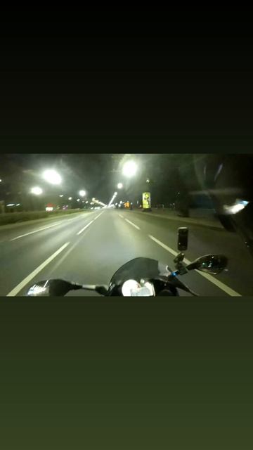 Вагон несет по одиноким рельсам