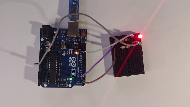 Arduino Uno мигает двумя светодиодами