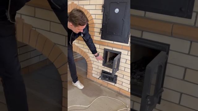 Коптильня в составе барбекю комплекса.