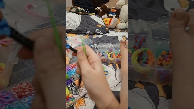 браслет спиралька из резинок на рагатке