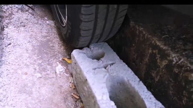 The wheel of the car falls into the hook, teach you a trick to get out