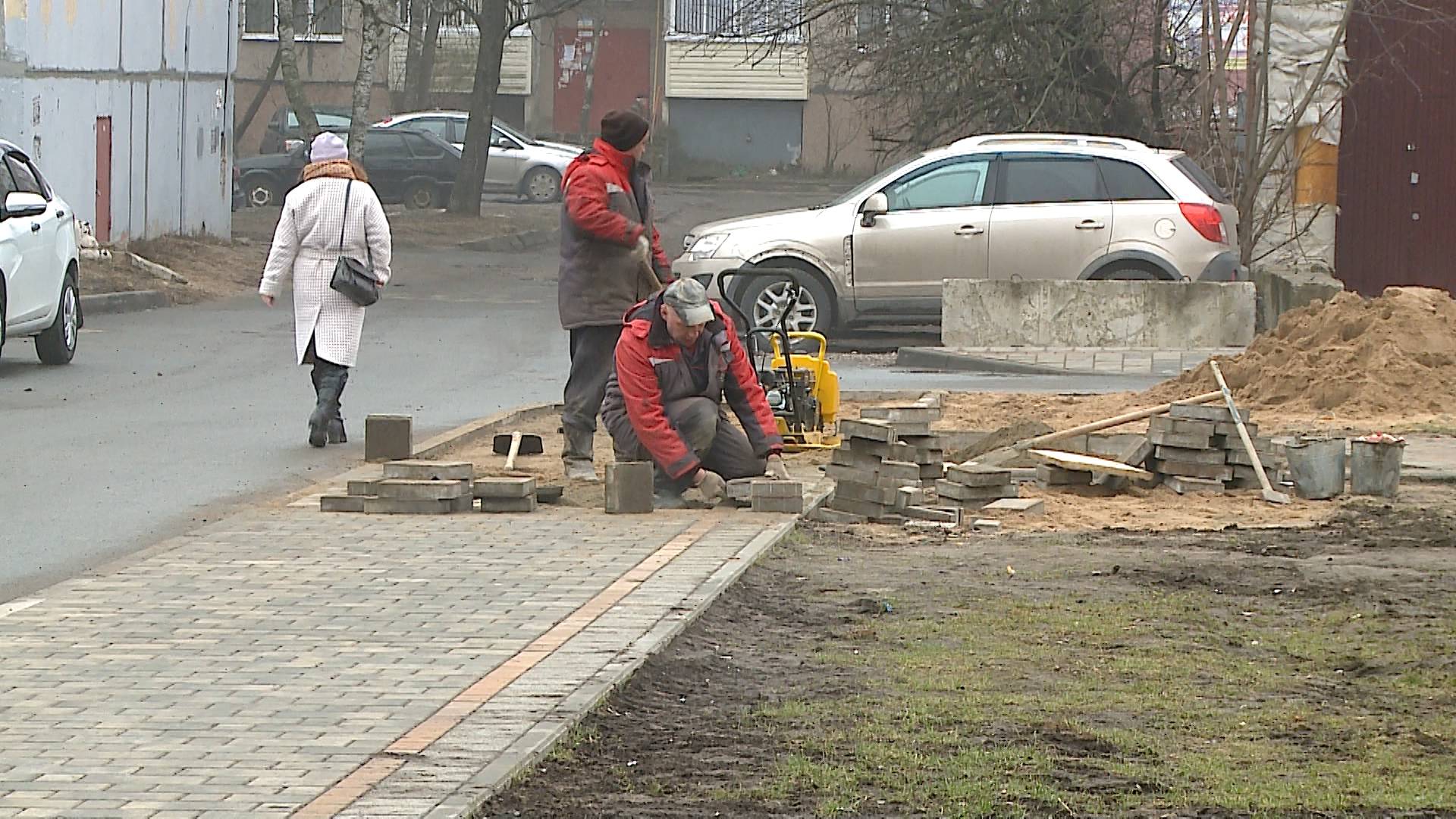 (Рыбинск-40) В ПАРКЕ НА УЛИЦЕ СУРКОВА ВОССТАНАВЛИВАЮТ ПЛИТКУ