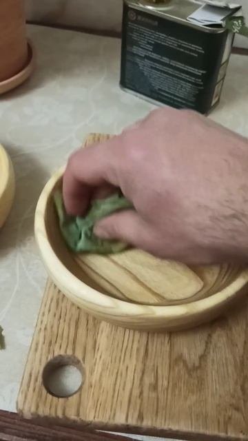 Пропитываю маслом чашки из ясеня