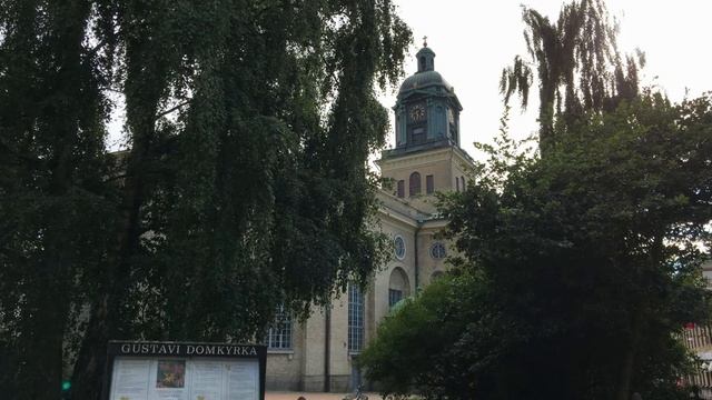 Göteborgs domkyrka: Vardagsklockan ringer till eftermiddagsgudstjänst på en augustisöndag (bildspel