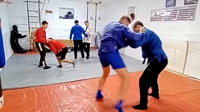 Связки бросков от зацепов к передней подножке