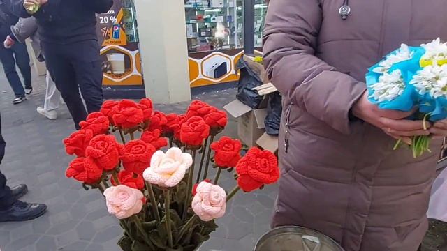 Толпы людей в Одессе сметают все цветы! 8 марта 2024 Одесса! Ажиотаж на Привозе!