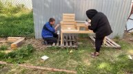 Решили покрасить лавку, пока солнышко выглянуло☀️