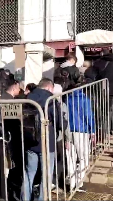 Очередь за цветами на Рижской