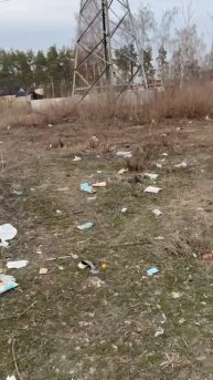 ВСЁ ЗАГАЖЕНО: территория ТЦ "Проспект" в микрорайоне Машмет буквально вся в мусоре.