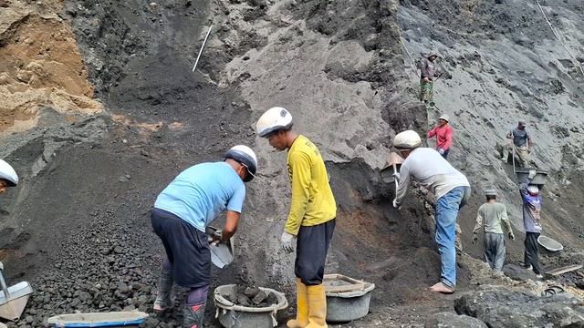 Строительство, добыча песка шахтёрами