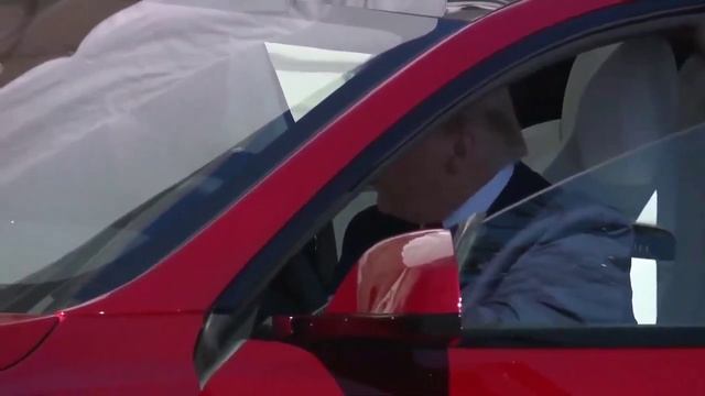 12-03-2025 Ого, везде компьютер, — реакция Трампа, впервые севшего в Tesla.