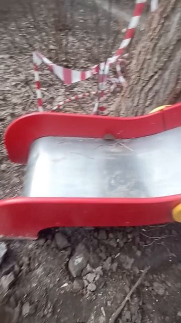 УБИЙСТВЕННАЯ ПЛОЩАДКА: во дворе 105 дома по улице Генерала Лизюкова находится опасная площадка.