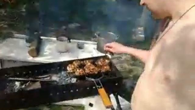 9мая 2012 Аркадич жарит шашлык!
