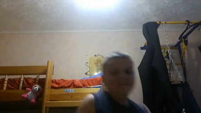 Тонцует под песни район и под тандер