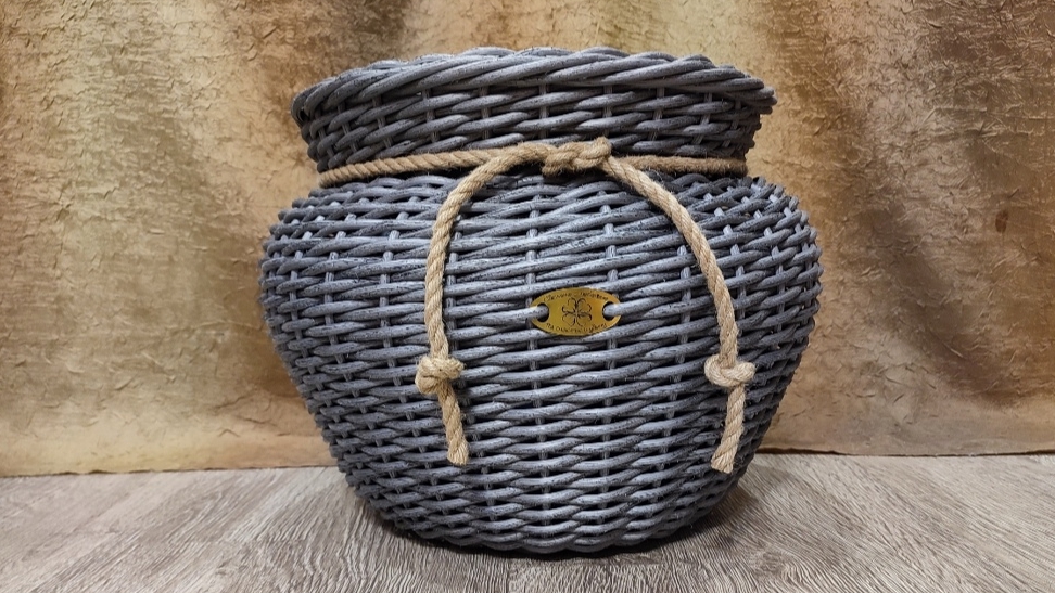 кувшин из ротанга необычной формы