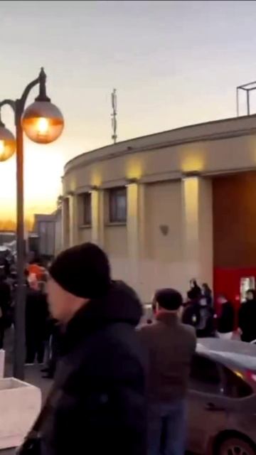Очередь на Рижской за цветами на 8 марта