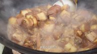 10斤五花肉,2根猪蹄,阿强做红烧肉炖猪蹄,色泽诱人,大块肉拌米饭吃的过瘾【cram阿强】