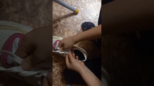 как завязать шнурки легко и быстро!всё тут