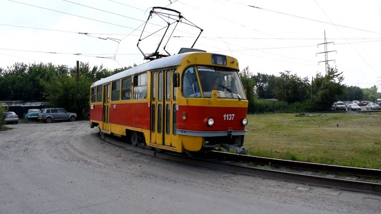 Трамвай Tatra T3SU-1137. Разворот на кольце.