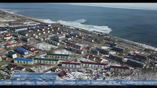 11.03.2025 В одном из дворов Макарова автомобиль сбил двух человек и въехал в подъезд дома
