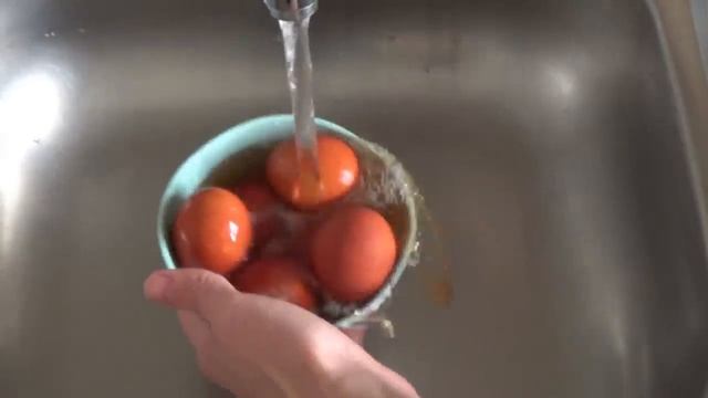 Золотые яйца в луковой шелухе на Пасху 🥚 Как оригинально покрасить пасхальные яйца в золотой цвет