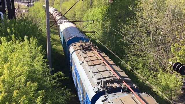 Электровоз ВЛ8м-1488 с грузовым поездом.