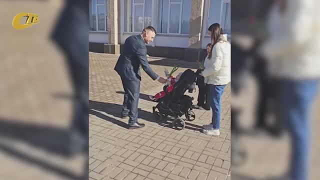 ДЕПУТАТ КУРСКОЙ ОБЛДУМЫ С. ДЕВЯТКИН ПОЗДРАВИЛ ЖЕНЩИН С 8 МАРТА, ВРУЧАЯ ИМ ЦВЕТЫ НА УЛИЦАХ ГОРОДА